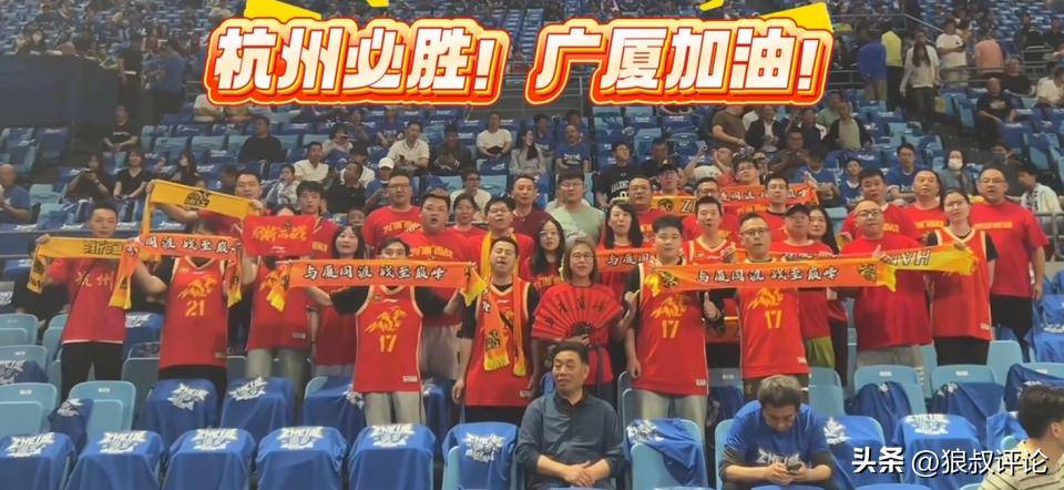 激情比赛中球员全力以赴，为胜利拼搏