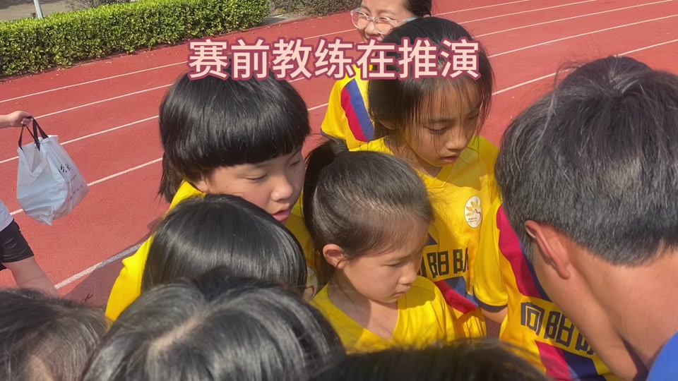 黄队在主场难挡蓝队猛烈进攻