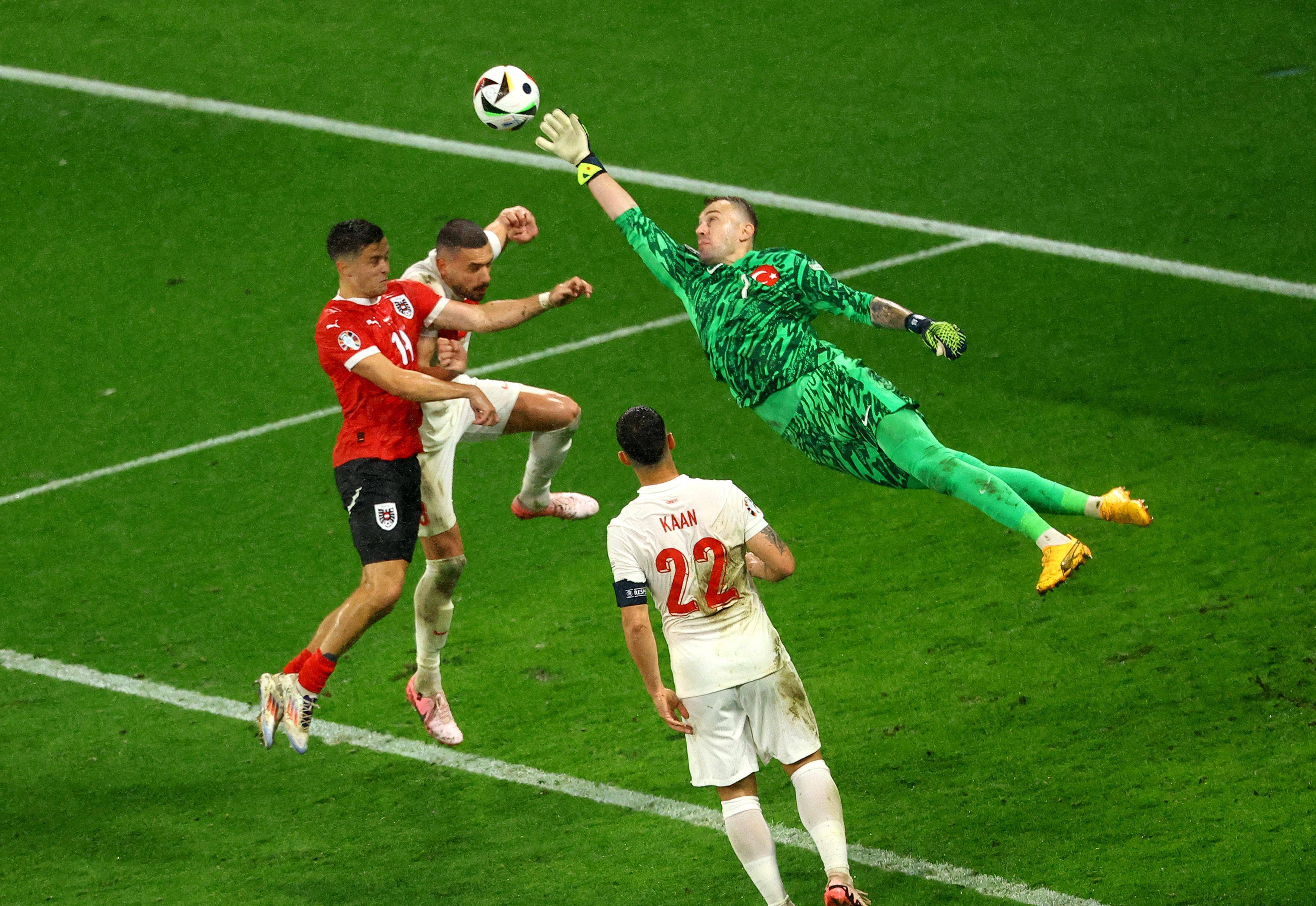 包含土耳其胜出绝杀，成功进军欧预赛半决赛的词条